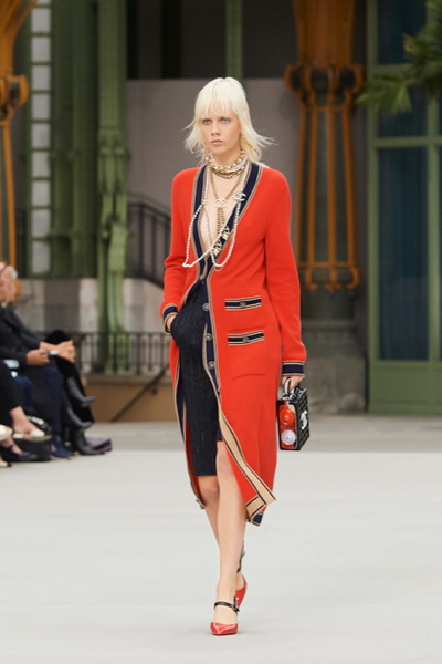 Chanel Cruise 2019/20  (84164-Chanel-Cruise-2019-16.jpg)