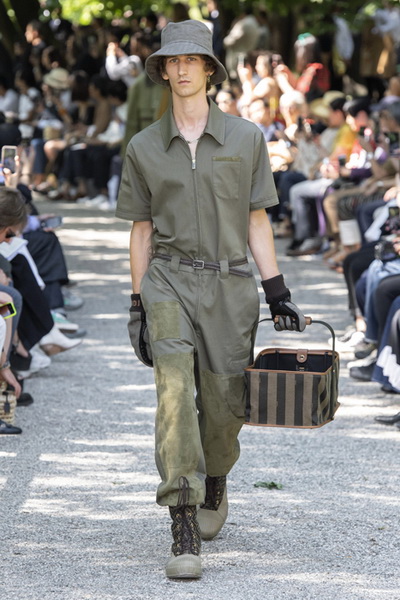 Fendi мужская коллекция весна-лето 2020 (84614-Fendi-Menswear-SS-2020-01.jpg)