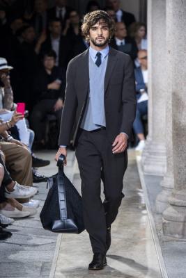 Giorgio Armani Menswear SS 2020 (84631-Giorgio-Armani-Menswear-SS-2020-01.jpg)