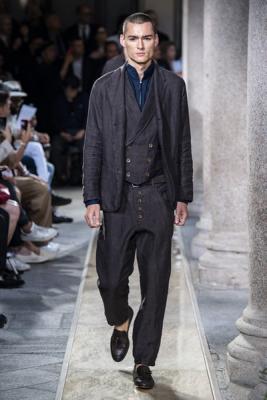 Giorgio Armani Menswear SS 2020 (84631-Giorgio-Armani-Menswear-SS-2020-02.jpg)