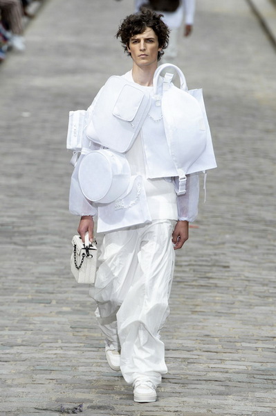 Louis Vuitton Menswear весна-лето 2020 (84669-Louis-Vuitton-Menswear-SS-2020-20.jpg)