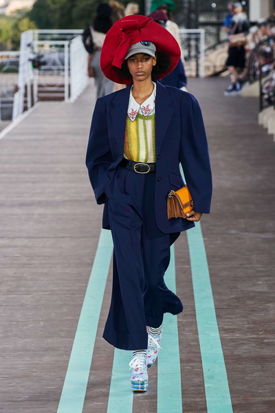 Miu Miu Resort 2020 (84891-Miu-Miu-Resort-2020-b.jpg)