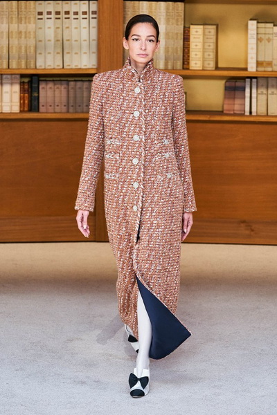 Chanel Haute Сouture осень-зима 2019-2020  (84948-Chanel-Couture-FW-2019-01.jpg)