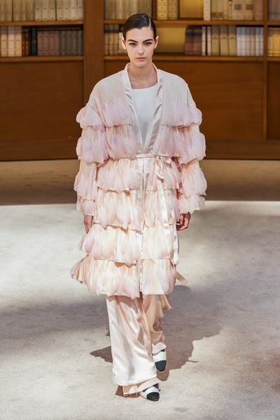 Chanel Haute Сouture осень-зима 2019-2020  (84948-Chanel-Couture-FW-2019-08.jpg)