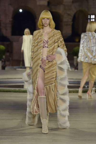 Fendi Haute Сouture осень-зима 2019-2020 (84985-Fendi-Couture-FW-2019-03.jpg)