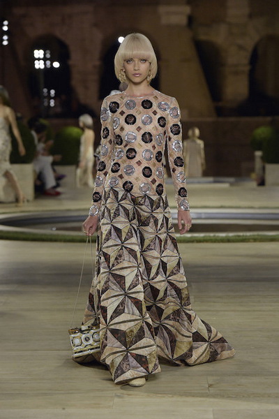 Fendi Haute Сouture осень-зима 2019-2020 (84985-Fendi-Couture-FW-2019-14.jpg)