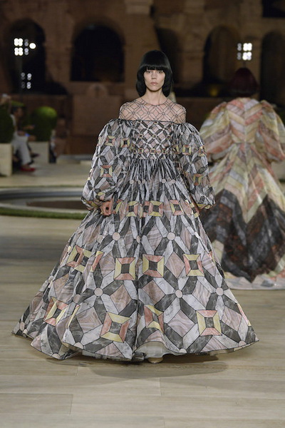 Fendi Haute Сouture осень-зима 2019-2020 (84985-Fendi-Couture-FW-2019-17.jpg)