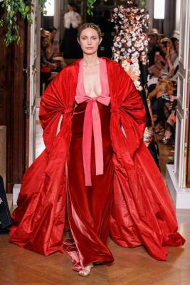 Valentino Haute Сouture осень-зима 2019-2020  (85034-Valentino-Couture-FW-2019-01.jpg)