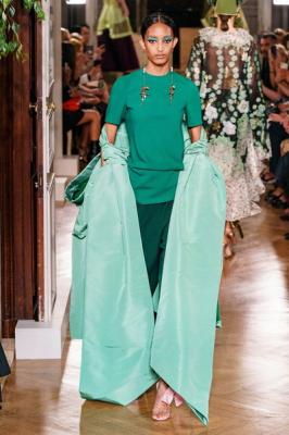 Valentino Haute Сouture осень-зима 2019-2020  (85034-Valentino-Couture-FW-2019-03.jpg)