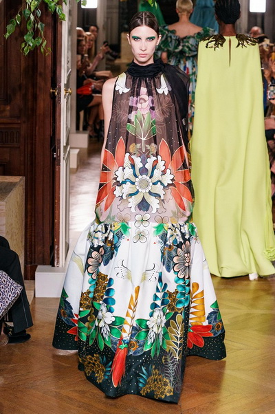 Valentino Haute Сouture осень-зима 2019-2020  (85034-Valentino-Couture-FW-2019-16.jpg)