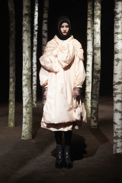 Moncler 4 Simone Rocha FW 2019 (85174-Simon-Rocha-FW-2019-01.jpg)