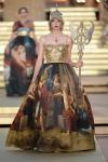 Шоу Dolce & Gabbana Alta Moda осень-зима 2019-2020 состоялось в городке Агридженто, на юге Италии. Оно состояло из трех актов: показ женской, мужской и ювелирной коллекций. Все они объединены общей темой – на этот раз античной культурой и мифологией.