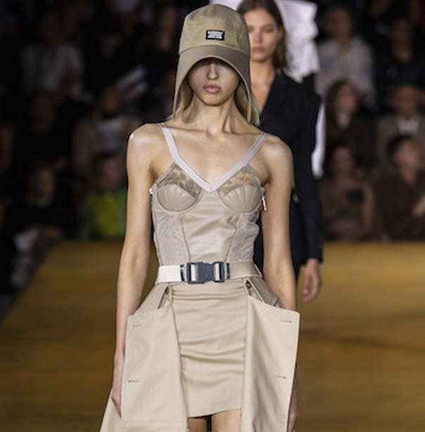 Burberry весна-лето 2020 (85888-Burberry-SS-2020-s.jpg)