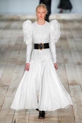 Alexander McQueen весна-лето 2020 (86117-Alexander-McQueen-SS-2020-01.jpg)