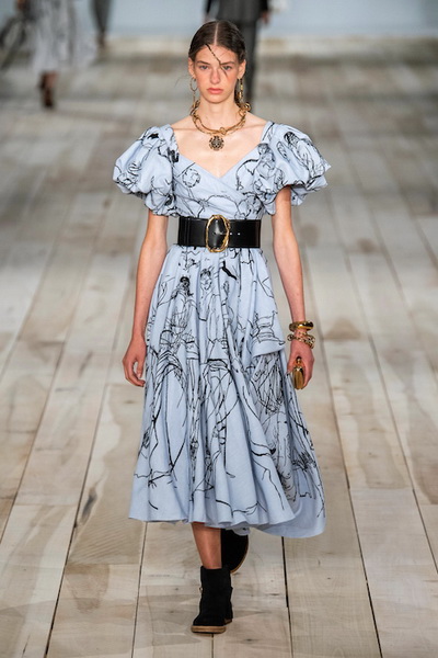 Alexander McQueen весна-лето 2020 (86117-Alexander-McQueen-SS-2020-08.jpg)