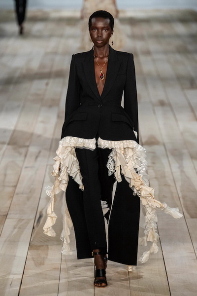 Alexander McQueen весна-лето 2020 (86117-Alexander-McQueen-SS-2020-17.jpg)