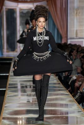 Moschino весна-лето 2020 (86877-Moschino-AW-2020-08.jpg)