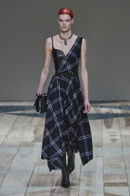 Alexander McQueen осень-зима 2020 (87282-Alexander-McQueen-AW-2020-05.jpg)