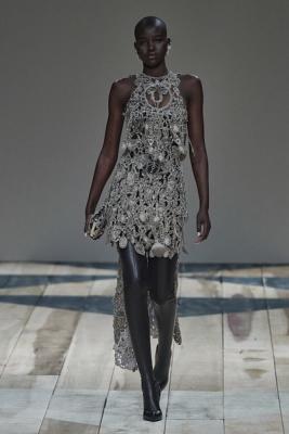 Alexander McQueen осень-зима 2020 (87282-Alexander-McQueen-AW-2020-09.jpg)