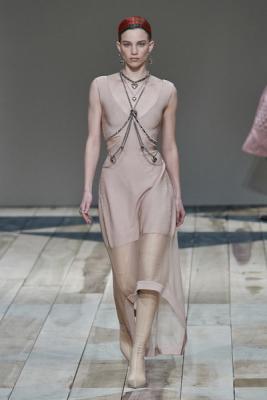 Alexander McQueen осень-зима 2020 (87282-Alexander-McQueen-AW-2020-19.jpg)