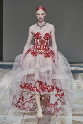 Alexander McQueen осень-зима 2020 (87282-Alexander-McQueen-AW-2020-26.jpg)