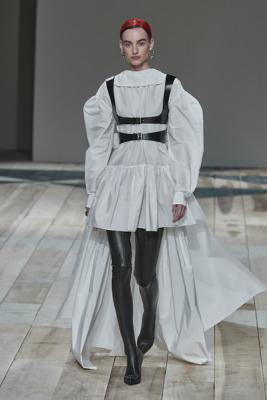 Alexander McQueen осень-зима 2020 (87282-Alexander-McQueen-AW-2020-b.jpg)