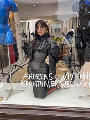 Andreas Kronthaler for Vivienne Westwood осень-зима 2021/2022 (91743-Andreas-Kronthaler-Vivienne-Westwood-AW-2021-08.jpg)