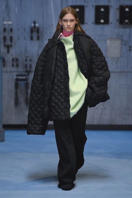 Raf Simons осень-зима 2021/2022 (91783-Raf-Simons-FW-2021-01.jpg)