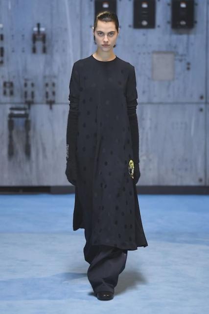 Raf Simons осень-зима 2021/2022 (91783-Raf-Simons-FW-2021-06.jpg)