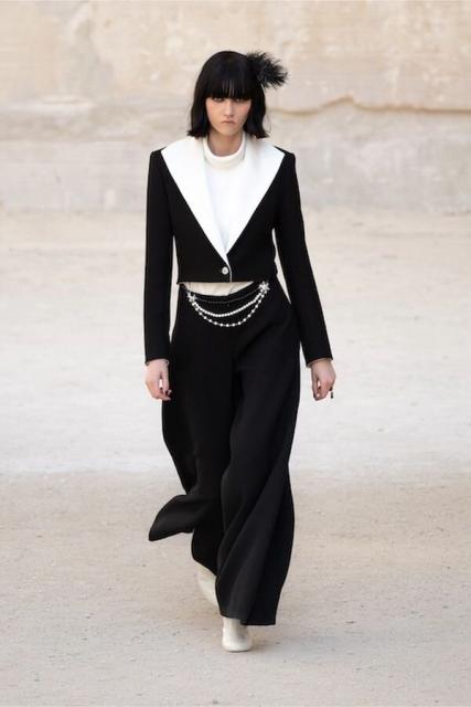 Круизная коллекция Chanel Resort 2022 (92116-Chanel-Resort-2021-02.jpg)