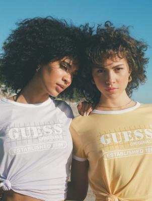 Guess анонсировал запуск летней коллекции Originals 2021 (92289-Guess-Originals-Letnaya-Kollekciya-2021-b.jpg)