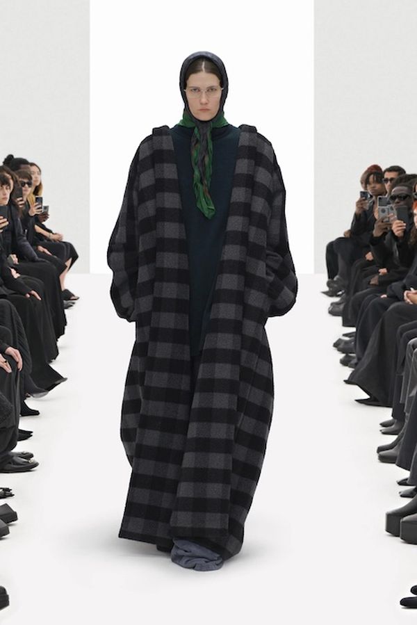 Balenciaga весна-лето 2022 (92432-Balenciaga-SS-2022-12.jpg)