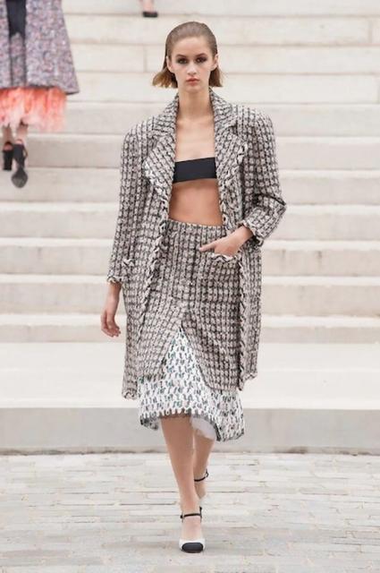 Кутюрная коллекция Chanel осень-зима 2021/2022 (92821-Chanel-Couture-FW-2022-07.jpg)