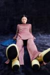 Jil Sander представил женскую коллекцию сезона Resort 2022. Придерживаясь подхода Люси и Люка Мейеров, основанного на сочетании лучшего из обоих миров, эта коллекция исследует чистые скульптурные формы и экспериментирует с разнообразными тканями.В коллекцию вошли сшитые на заказ шерстяные куртки, платья из хлопка с поясом, юбки с рисунком и юбки-брюки с оборками, заклепками и защипами. 