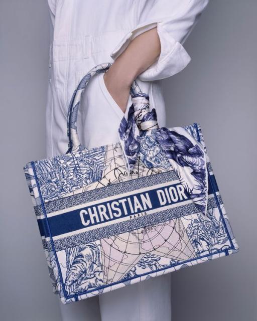 Коллекция шелковых платков Christian Dior  (93161-Cristian-Dior-Kollekciya-Platkov-2021-07.jpg)
