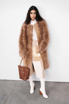 Burberry Pre-Fall 2022 (94271-Burberry-Pre-Fall-2022-04.jpg)