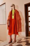 Создавая предосенний образ в коллекции Stella McCartney Pre-Fall 2022, Стелла Маккартни была вдохновлена ​​непринужденным гламуром конца 60-х и начала 70-х. Назвав эту эпоху своим любимым временем в мире моды, дизайнер открыла коллекцию индивидуализированными вещами, вдохновленными Джоном Ленноном.