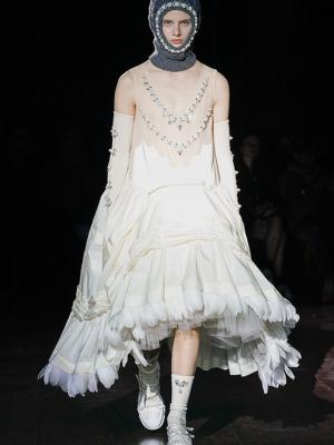 Simone Rocha осень-зима 2022/23 (95037-Simone-Rocha-FW-2022-b.jpg)