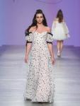 Новая коллекция Paulain весна-лето 2022, представленная на Mercedes-Benz Fashion Week Russia, получила название «Сияние». Она посвящена той внутренней силе, которая таится в каждой женщины. В качестве главного акцента дизайнеры бренда сделали ставку на сияние, которое подчеркивается с помощью классических силуэтов в духе «золотого кутюра» 1990-х.