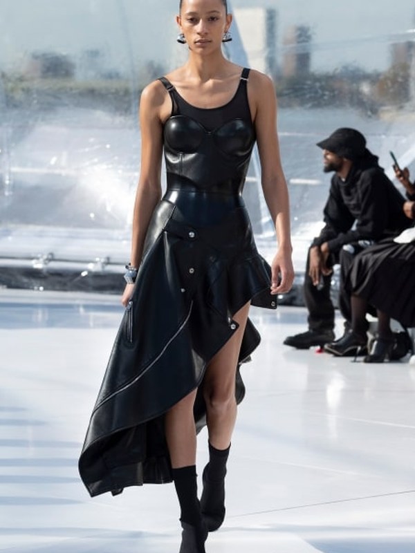 Alexander McQueen весна-лето 2023 (96972-Alexander-Mcqueen-SS-2023-08.jpg) Alexander McQueen весна-лето 2023 (96972-Alexander-Mcqueen-SS-2023-08.jpg)