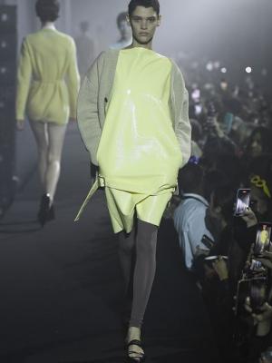 Raf Simons SS-2023 (весна-лето 2023) (97026-Raf-Simons-SS-2023-02.jpg)