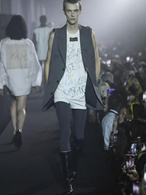 Raf Simons SS-2023 (весна-лето 2023) (97026-Raf-Simons-SS-2023-04.jpg)