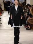 Бренд Sacai презентовал оригинальную коллекцию весна-лето 2023 на Неделе моды в Париже (Paris Fashion Week). На этот раз Читосе Абе (Chitose Abe) решила поэкспериментировать со спортивными костюмами: кофты порезали на полосы, брюки сделали с плиссировкой, а в некоторых комплектах брюки заменили короткой юбкой с лампасами.