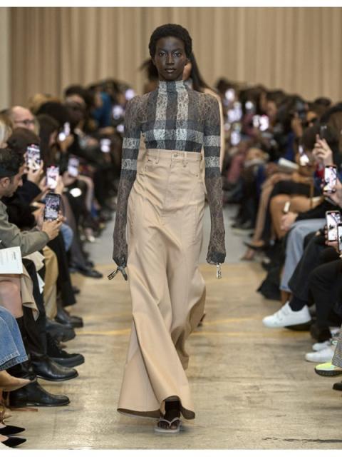 Burberry SS-2023 (весна-лето 2023) (97266-Burberry-SS-2023-b.jpg)