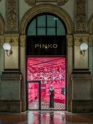 Pinko Galleria в Galleria Vittorio Emanuele II: фокус на Pinko Love Bags (97445-pinko-galleria-vittorio-emanuele-ii-b.jpg)