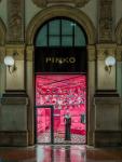Новый проект вселенной итальянского бренда Pinko – дебют Pinko в престижном миланском универмаге Galleria Vittorio Emanuele II с лимитированной коллекцией, посвященной итальянскому наследию бренда. Pinko Galleria – это не просто расширение мира Pinko, но и совершенно новый проект, предлагающий товары, которых нет в других магазинах бренда, и где объектом внимания и желания становятся культовые сумки Pinko Love Bags.
