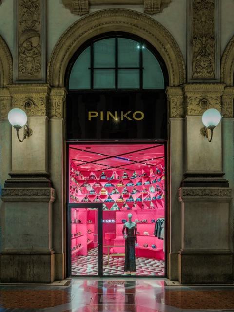 Pinko Galleria в Galleria Vittorio Emanuele II: фокус на Pinko Love Bags (97445-pinko-galleria-vittorio-emanuele-ii-b.jpg)