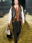 Британский дизайнер мужской одежды и основатель бренда Martine Rose представила свою коллекцию сезона осень-зима. В нее вошли спортивные костюмы с бахромой, вязаные жилеты, костюмные и кожаные брюки со множеством карманов, как на спецодежде. 