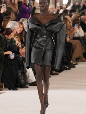 Schiaparelli Couture весна-лето 2023 (97908-Sciaparelli-SS-2023-09.jpg)