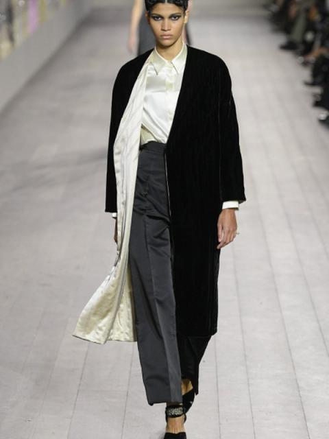 Dior Couture весна-лето 2023 (97937-Dior-Couture-SS-2023-01.jpg)